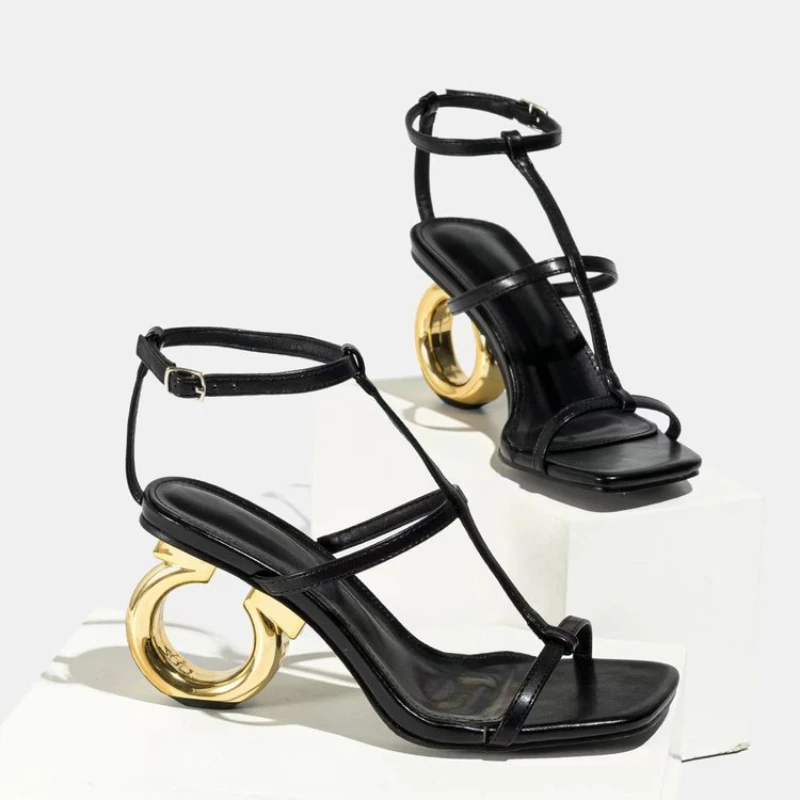 Women Fashion Trend 2025 - Femmes sandales à talons hauts 2025